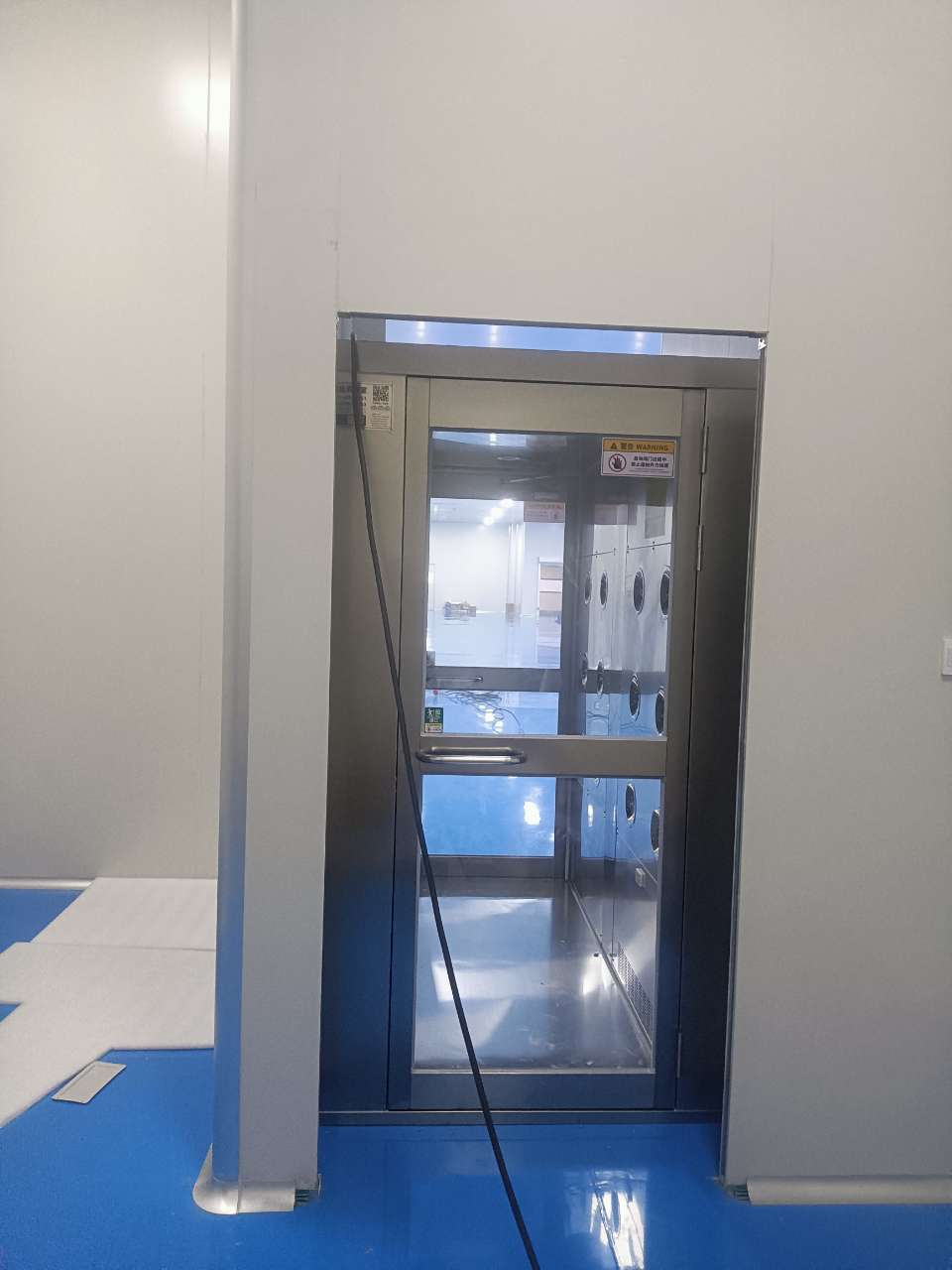 山東眾合凈化工程有限公司風淋室安裝現場